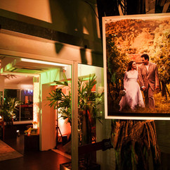 Casamento com cerimônia na Igreja Santa Teresinha do Menino Jesus, em Porto Alegre, e recepção na Merci Casa de Eventos, com projeto de decoração delicado, romântico, em estilo rústica, com a paleta do marrom, nude e amarelo.