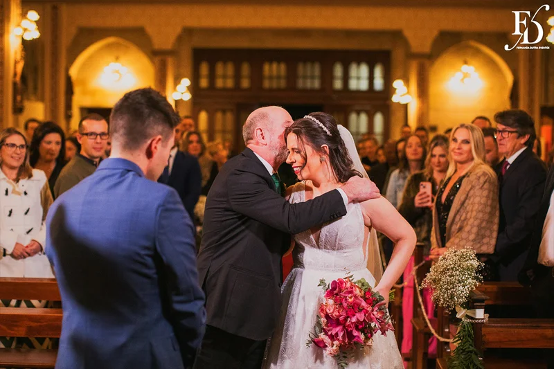 casamento realizado na igreja são pedro em porto alegre e recepção no le bistrot gourmet com decoração colorida e vibrante em rosa pink roxo e lilás