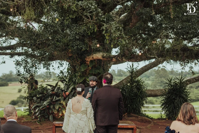 casamento organizado por life eventos especiais na estância das oliveiras em viamão com decoração campeira rústica e minimalista para um casal autêntico e cheio de personalidade