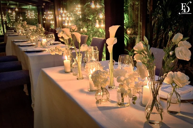 Casamento no Le Bistrot Gourmet em Porto Alegre, com decoração clássica, iluminação intimista e um projeto cheio de sofisticação com stylling europeu. Mesas com toalhas brancas, detalhes dourados, flores brancas.