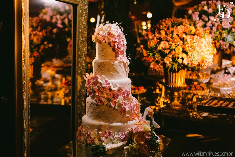 casamento luxuoso no clube veleiros do sul em porto alegre com decoração em dourado fechamento do teto em voil e espelhos venezianos cerimônia na igreja santa teresinha e santíssimo sacramento na redenção com organização e cerimonial de fernanda dutra da life eventos especiais organizadora de eventos em porto alegre