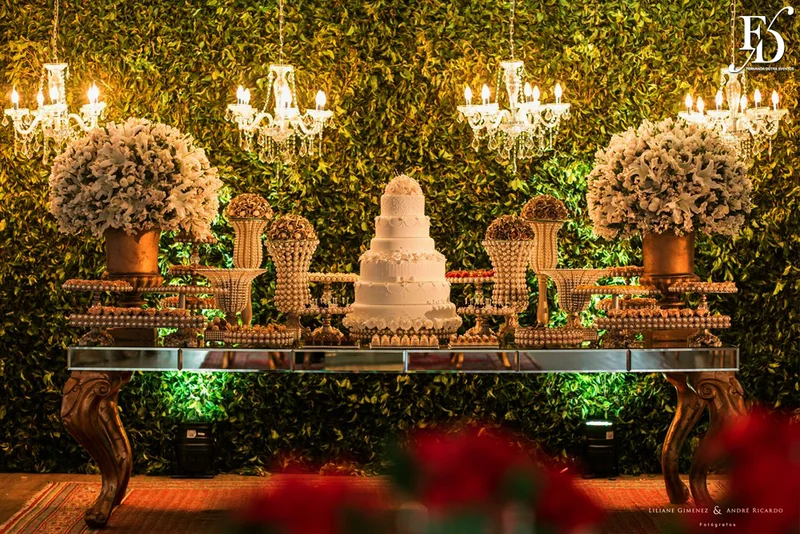 casamento com cerimônia na basílica nossa senhora das dores em porto alegre e festa e recepção no salão hannover da sogipa com decoração clássica elegante e sofisticada em dourado, branco e vermelho, com detalhe em pérolas por life eventos especiais empresa especializada na organização de casamentos em porto alegre