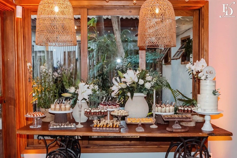 casamento mini-wedding realizado no lá nos fundos em porto alegre restaurante puppi baggio com decoração boho minimalista em verde e branco festa animada e descontraída com cerimonial de life eventos especiais cerimonialista de casamento em porto alegre 