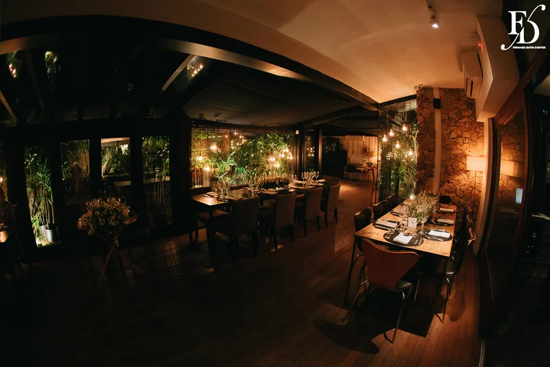 casamento no le bistrot em porto alegre organizado por life eventos especiais organizado por life eventos especiais com cerimônia no local e decoração clássica elegante e sofisticada em branco verde e prata com planejamento organização e execução de life eventos especias em porto alegre