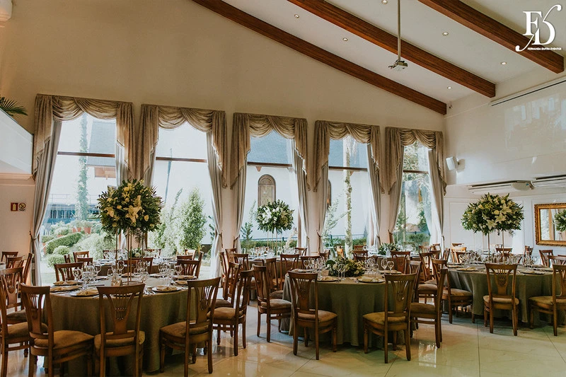 casamento destination wedding no hotel ritta hoppner em gramado com decoração clássica, elegante e botânica em tons de branco verde e fendi por life eventos especiais mesas convidados