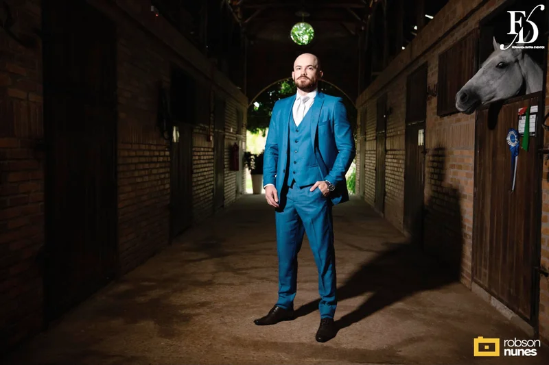 casamento no espaço paraíso em porto alegre com decoração moderna em azul marinho, dourado e girassóis; temática geek, com referências a funko pop, filmes e séries - por life eventos especiais