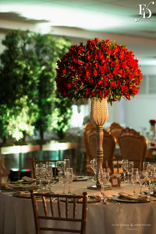 casamento com cerimônia na basílica nossa senhora das dores em porto alegre e festa e recepção no salão hannover da sogipa com decoração clássica elegante e sofisticada em dourado, branco e vermelho, com detalhe em pérolas por life eventos especiais empresa especializada na organização de casamentos em porto alegre