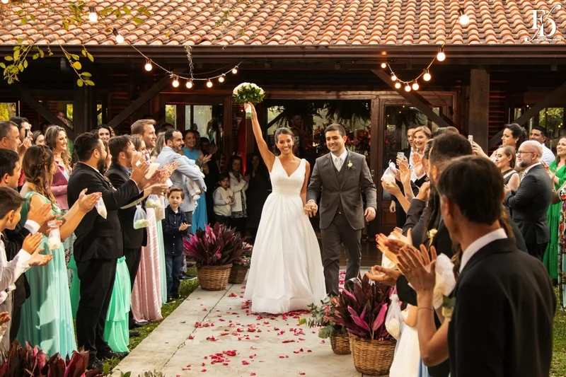 noivos chegando a recepção no sítio da figueira