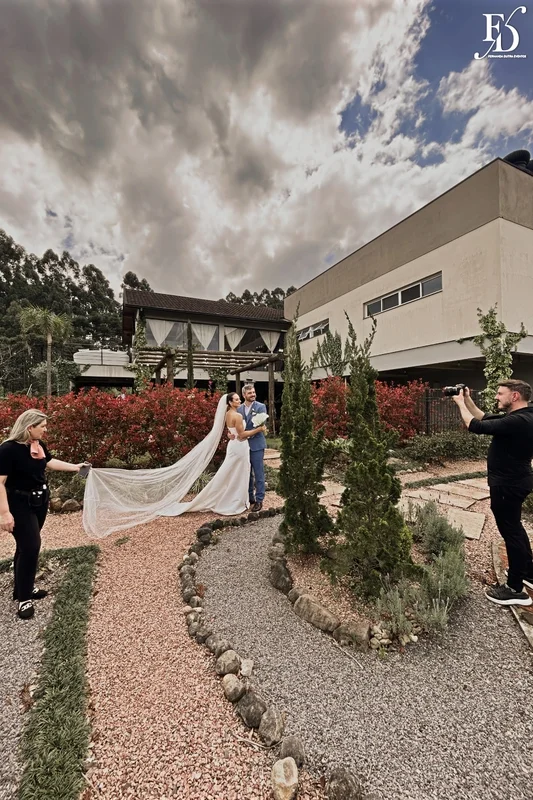 casamento na la casa piemont em farroupilha cerimonial auxiliando o momento das fotos