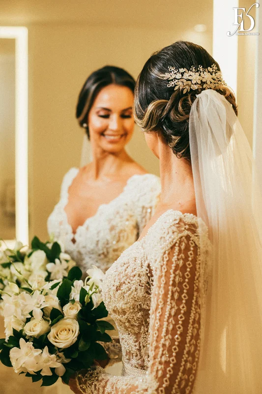 casamento na igreja nossa senhora do mont'serrat em porto alegre e festa de casamento na casa vetro em porto alegre com decoração sofisticada e luxuosa estilo clássico em dourado branco e amarelo por life eventos especiais cerimonialista de casamento em porto alegre