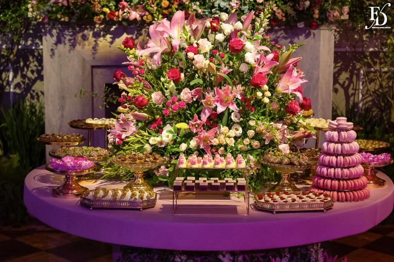 Mesa de doces com flores na festa de 15 anos de Flávia Fochesato no Salão Imperatriz