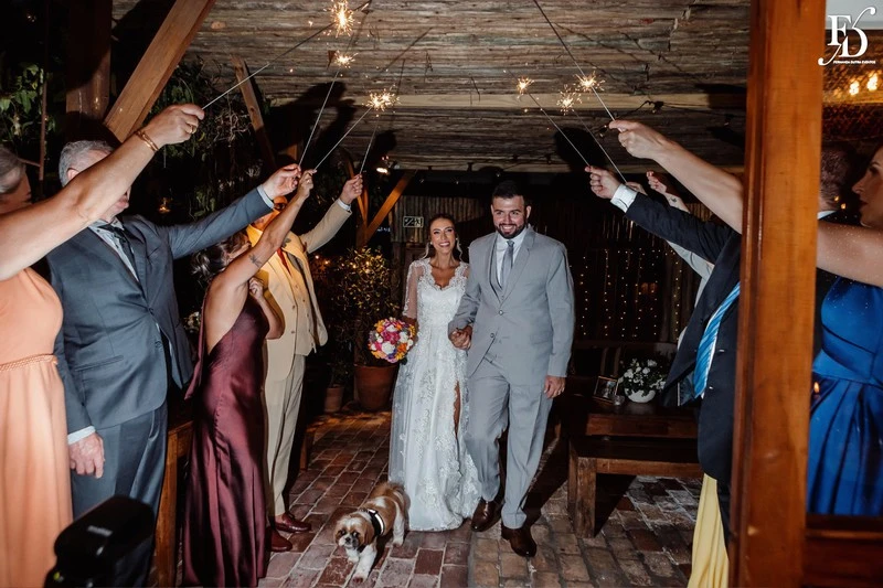 casamento mini-wedding realizado no lá nos fundos em porto alegre restaurante puppi baggio com decoração boho minimalista em verde e branco festa animada e descontraída com cerimonial de life eventos especiais cerimonialista de casamento em porto alegre 