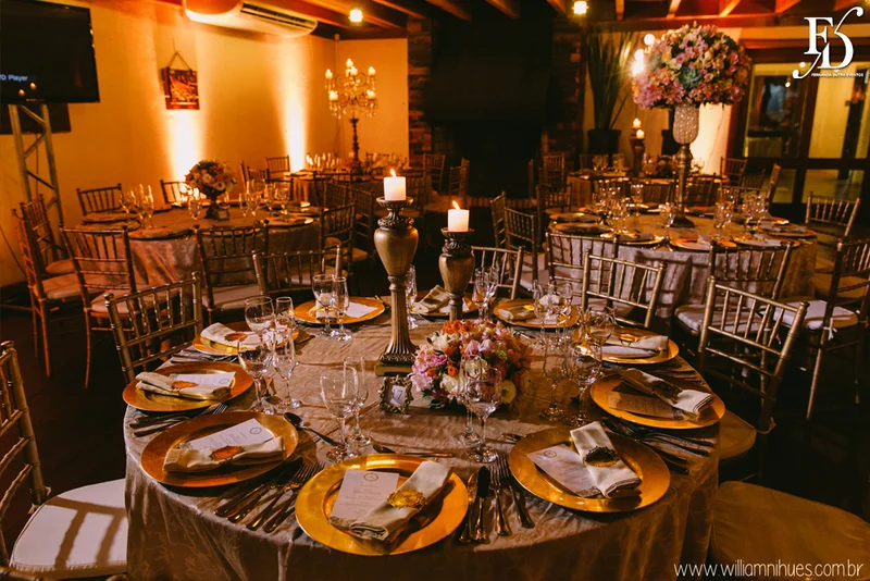 casamento luxuoso no clube veleiros do sul em porto alegre com decoração em dourado fechamento do teto em voil e espelhos venezianos cerimônia na igreja santa teresinha e santíssimo sacramento na redenção com organização e cerimonial de fernanda dutra da life eventos especiais organizadora de eventos em porto alegre