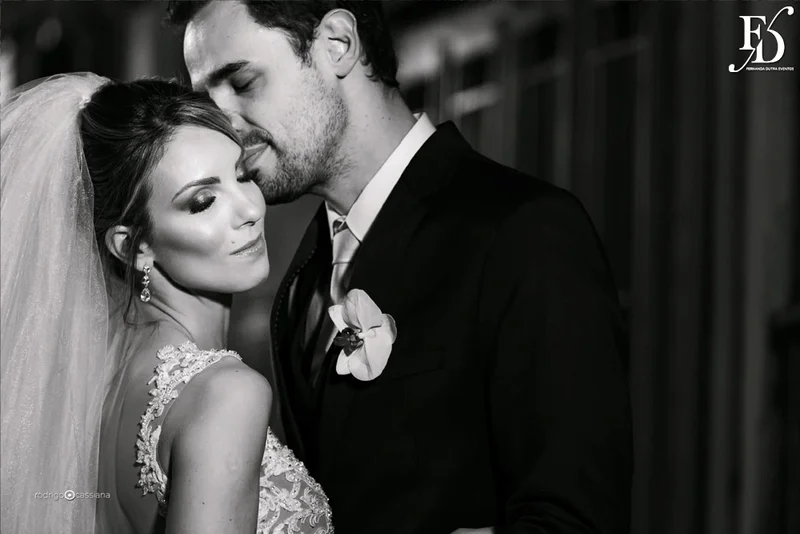 casamento com cerimônia na igreja santa teresinha do menino jesus na rua ramiro barcelos em porto alegre e recepção e festa na casa vetro com decoração moderna contemporânea sofisticada luxuosa em tons de cinza prata e flores coloridas na paleta de tons terrosos por life eventos especiais cerimonialista de casamento em porto alegre