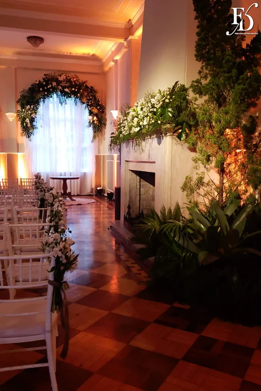 casamento com cerimônia e recepção realizados no salão imperatriz da associação leopoldina juvenil em porto alegre com decoração clássica em verde branco e prato por life eventos especiais assessoria de eventos em porto alegre