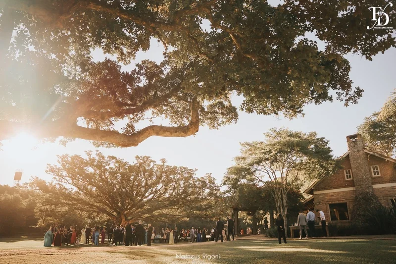 casamento elegante e sofisticado no alto da capela em porto alegre com decoração botânica greenery em verde e branco por life eventos especiais
