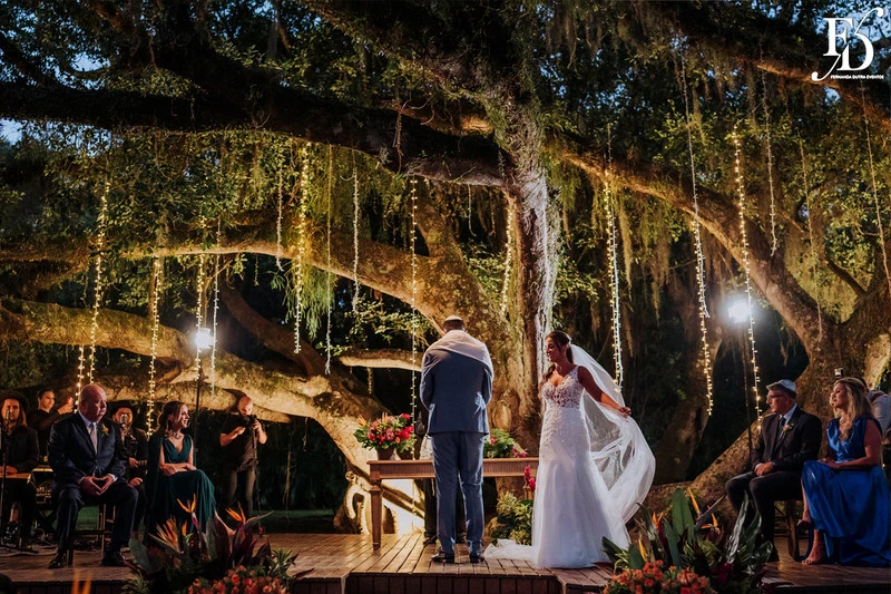 casamento judaico realizado no sítio da figueira em porto alegre com decoração exuberante botânica tropical festa linda com passarela de espelho cerimônia de casamento ao ar livre por life eventos especiais cerimonialista em porto alegre organização de casamentos cerimonia ao ar livre