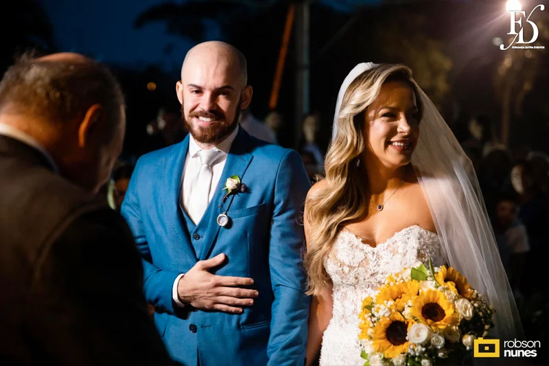 casamento no espaço paraíso em porto alegre com decoração moderna em azul marinho, dourado e girassóis; temática geek, com referências a funko pop, filmes e séries - por life eventos especiais