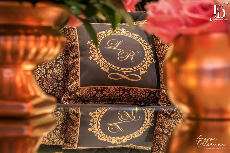 casamento com decoração luxuosa na praça dos fundadores do grêmio náutico união em porto alegre em tons de dourado preto e rosa sofisticado clássico e elegante por life eventos especiais cerimonialista em porto alegre cerimônia na igreja são pedro