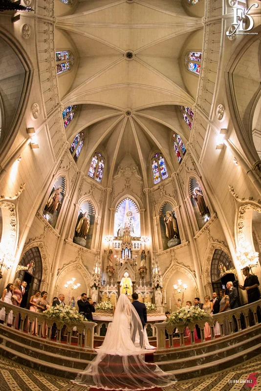 casamento com cerimônia na igreja santa teresinha da josé bonifácio em porto alegre e santissimo sacramento e recepção no salão dos espelhos do clube do comércio na andradas por life eventos especiais com decoração elegante sofisticada e luxuosa em porto alegre assessoria e cerimonial de eventos