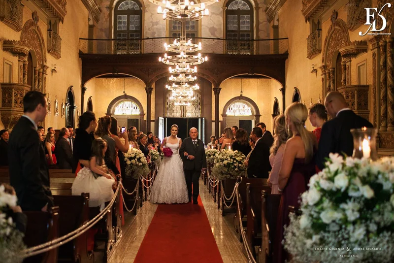 casamento com cerimônia na basílica nossa senhora das dores em porto alegre e festa e recepção no salão hannover da sogipa com decoração clássica elegante e sofisticada em dourado, branco e vermelho, com detalhe em pérolas por life eventos especiais empresa especializada na organização de casamentos em porto alegre