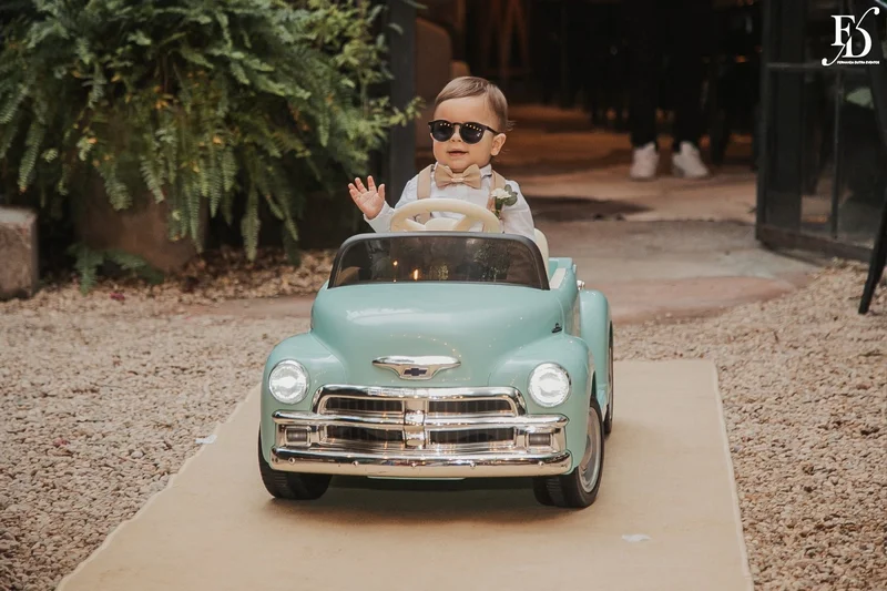 casamento mini-wedding no eat kitchen em novo hamburgo com decoração verde e branco estilo greenery cerimônia entrada do pajen com carrinho elétrico