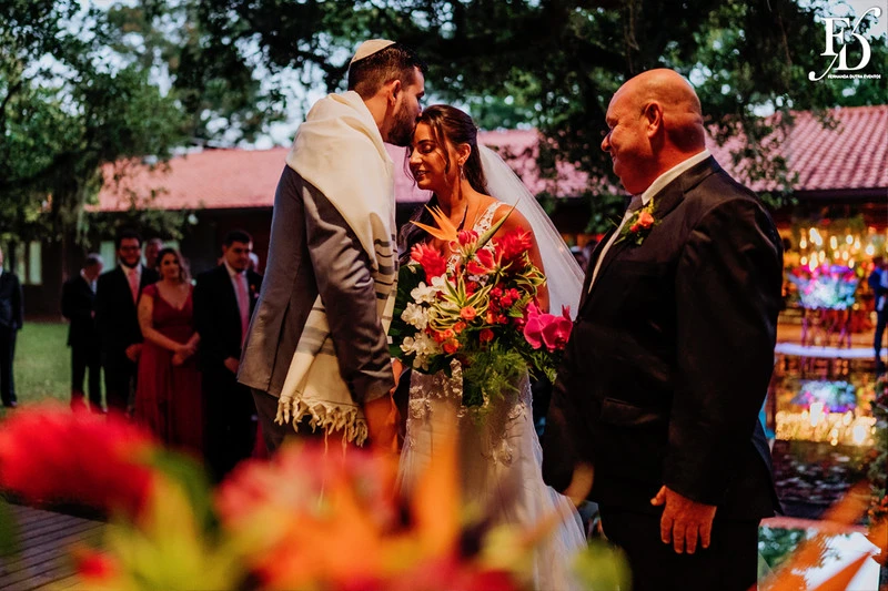 casamento judaico realizado no sítio da figueira em porto alegre com decoração exuberante botânica tropical festa linda com passarela de espelho cerimônia de casamento ao ar livre por life eventos especiais cerimonialista em porto alegre organização de casamentos cerimonia ao ar livre