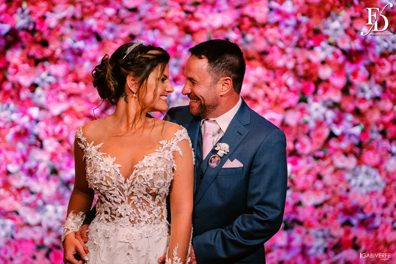 casamento com cerimônia na basílica nossa senhora das dores em porto alegre e festa na casa vetro com decoração luxuosa sofisticada exuberante em tons de rosa com parede de flores com organização projeto e cerimonial de life eventos especiais cerimonialista de casamentos em porto alegre