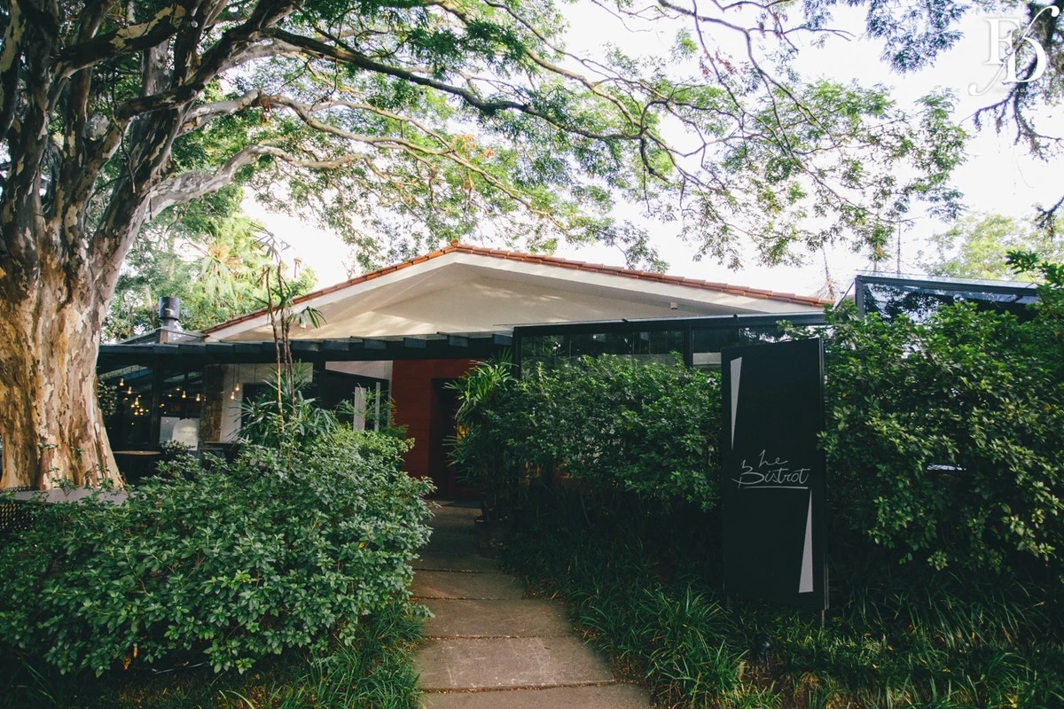 casamento com estética "old money" realizado no le bistrot gourmet em porto alegre por life eventos especiais mini-wedding casamento porto alegre
