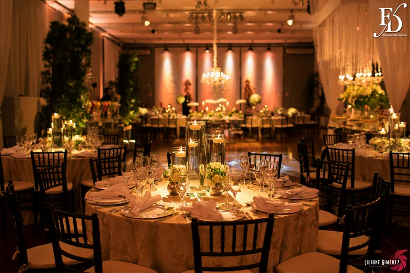 casamento com cerimônia na casa vetro em porto alegre e cerimônia na igreja cristo bom pastor com decoração clean clássica sofisticada e contemporânea em branco verde prataria e cristais por life eventos esepciais cerimonialista wedding planner em porto alegre