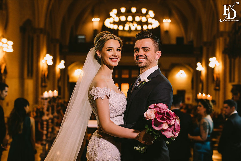 casamento com cerimônia na Igreja São Pedro, em Porto Alegre, e festa e recepção no Maison Carlos Gomes, em Porto Alegre, com decoração luxuosa, sofisticada, elegante e exuberante, em preto dourado e vermelho marsala por life eventos especiais cerimonialista em porto alegre