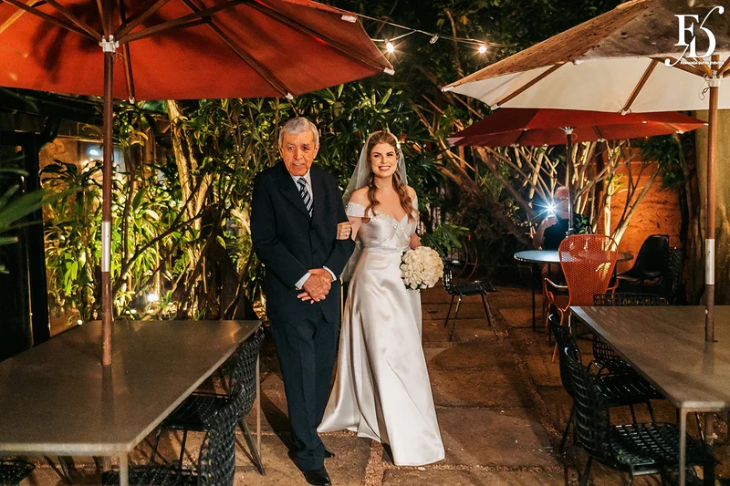 casamento mini-wedding da influencer bruna startt realizado no le bistrot gourmet em porto alegre com decoração com muitas velas flores brancas e muito verde por life eventos especiais