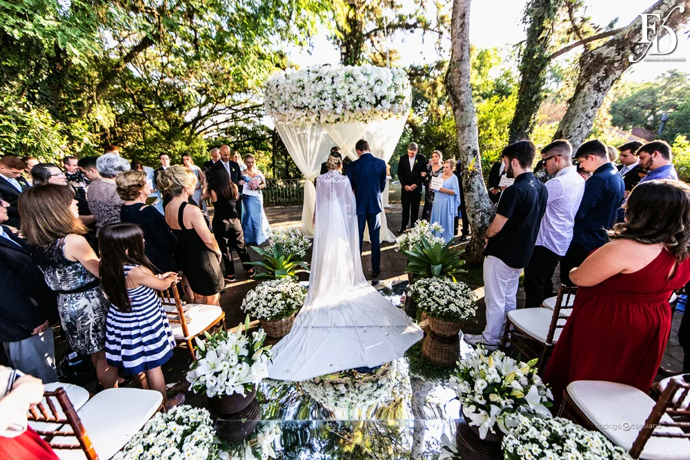 casamento do goleiro brenno do grêmio de porto alegre com a linda victoria fogazzi com uma cerimônia ao ar livre em porto alegre num lindo entardecer de verão e recepção em tons de marsala no salão principal da sede campestre da associação do ministério público por life eventos especiais cerimonialista em porto alegre