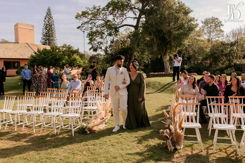 casamento divertido e animado na casa na chácara, em porto alegre; um casal jovem, despojado, que queria celebrar esse momento com um rodízio de pizza - casamento com pizza - decoração estilo boho wedding em tons terrosos cerimonial de life eventos especiais