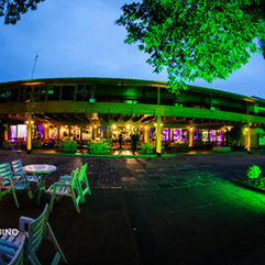 casamento com cerimônia recepção e festa no clube veleiros do sul em porto alegre cerimônia montada ao ar livre à beira do guaíba mas executada no plano B na parte interna do salão em função da chuva por life eventos especiais cerimonialista de casamento em porto alegre