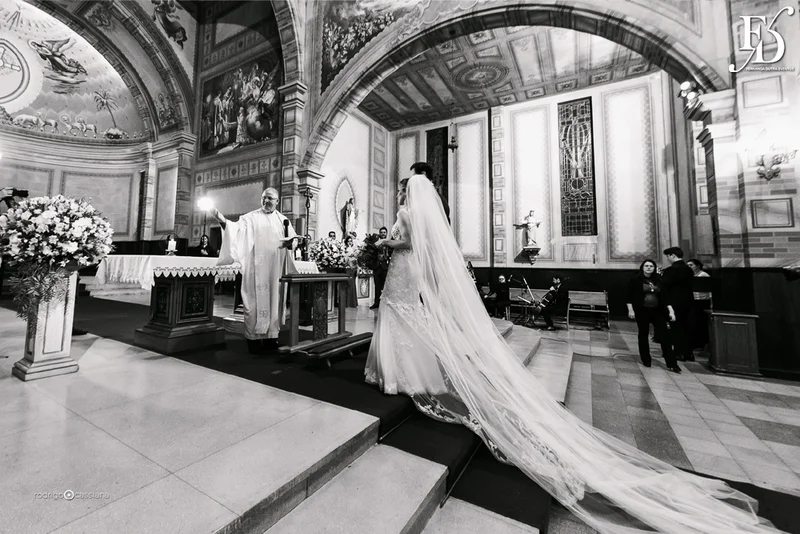 casamento com cerimônia na igreja santa teresinha do menino jesus na rua ramiro barcelos em porto alegre e recepção e festa na casa vetro com decoração moderna contemporânea sofisticada luxuosa em tons de cinza prata e flores coloridas na paleta de tons terrosos por life eventos especiais cerimonialista de casamento em porto alegre