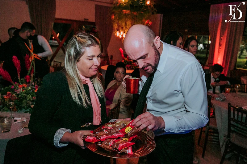 casamento judaico realizado no sítio da figueira em porto alegre com decoração exuberante botânica tropical festa linda com passarela de espelho cerimônia de casamento ao ar livre por life eventos especiais cerimonialista em porto alegre organização de casamentos