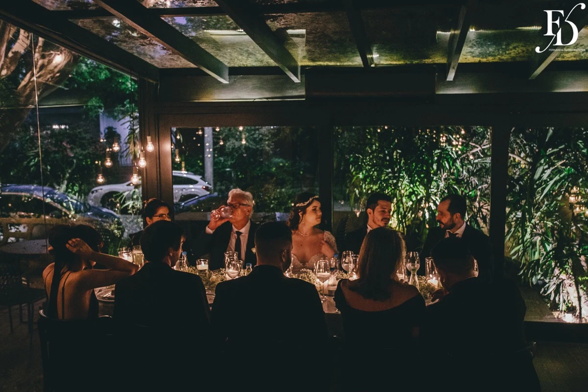 casamento com estética "old money" realizado no le bistrot gourmet em porto alegre por life eventos especiais mini-wedding casamento porto alegre