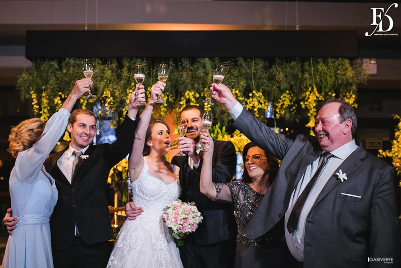 casamento com cerimônia na igreja são josé la salle em canoas rs e recepção na lalux casa de festas com decoração moderna sofisticada elegante em amarelo cinza e preto por life eventos especiais assessoria e organização de casamentos em porto alegre