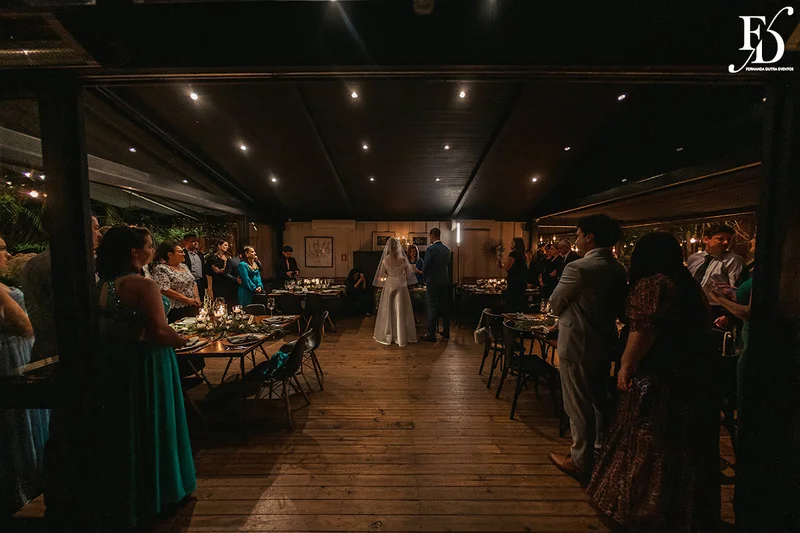 casamento mini-wedding da influencer bruna startt realizado no le bistrot gourmet em porto alegre com decoração com muitas velas flores brancas e muito verde por life eventos especiais