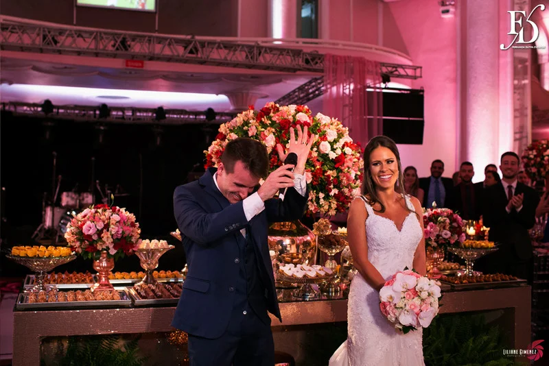 casamento com cerimônia na igreja santa teresinha da josé bonifácio em porto alegre e santissimo sacramento e recepção no salão dos espelhos do clube do comércio na andradas por life eventos especiais com decoração elegante sofisticada e luxuosa em porto alegre assessoria e cerimonial de eventos