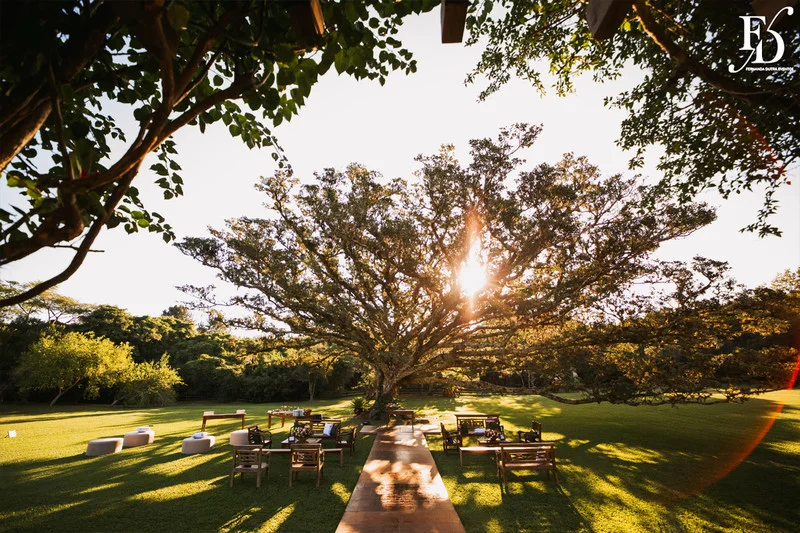 casamento com cerimônia realizada às 15h na Basílica Nossa Senhora das Dores em Porto Alegre e recepção no Alto da Capela. Coquetel na área externa embalado com jazz e por-do-sol, jantar formal, decoração exuberante e linda, em estilo botânico e muitas cores, luxuoso e lindo, por Life Eventos Especiais