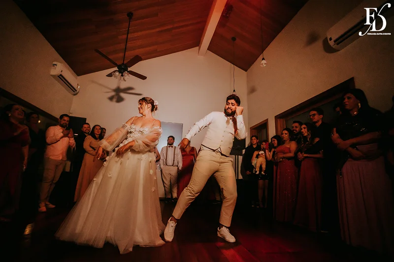 casamento divertido e animado na casa na chácara, em porto alegre; um casal jovem, despojado, que queria celebrar esse momento com um rodízio de pizza - casamento com pizza - decoração estilo boho wedding em tons terrosos cerimonial de life eventos especiais