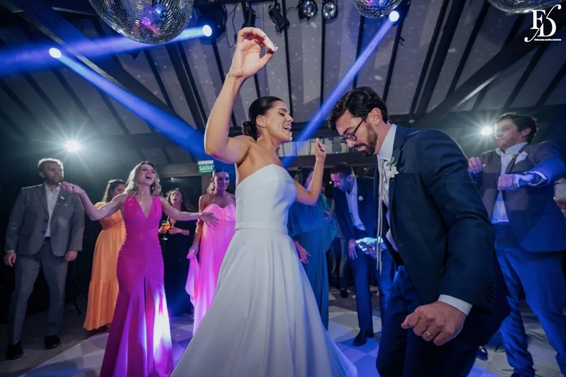 casamento no alto da capela em porto alegre com decoração elegante sofisticada delicada em verde e branco por life eventos especiais pista de dança