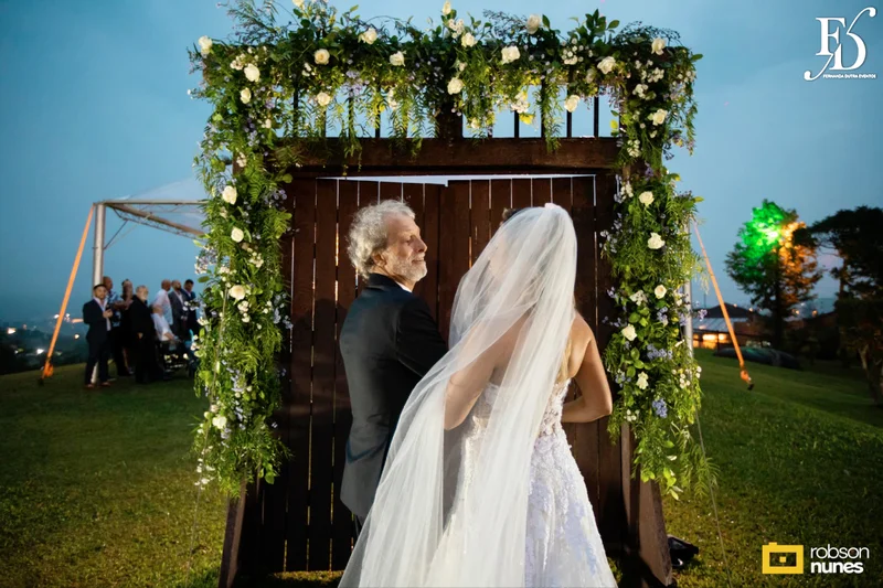 casamento no espaço paraíso em porto alegre com decoração moderna em azul marinho, dourado e girassóis; temática geek, com referências a funko pop, filmes e séries - por life eventos especiais