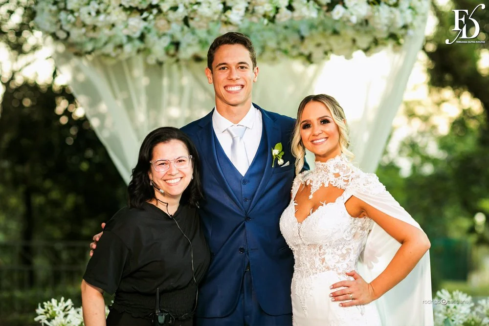 casamento do goleiro brenno do grêmio de porto alegre com a linda victoria fogazzi com uma cerimônia ao ar livre em porto alegre num lindo entardecer de verão e recepção em tons de marsala no salão principal da sede campestre da associação do ministério público por life eventos especiais cerimonialista em porto alegre