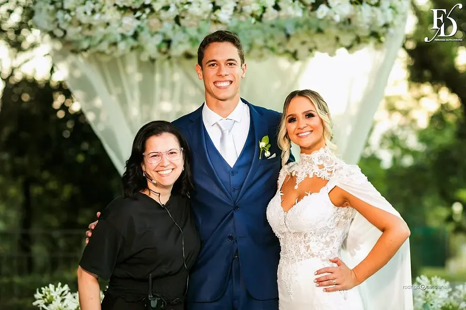 casamento do goleiro brenno do grêmio de porto alegre com a linda victoria fogazzi com uma cerimônia ao ar livre em porto alegre num lindo entardecer de verão e recepção em tons de marsala no salão principal da sede campestre da associação do ministério público por life eventos especiais cerimonialista em porto alegre
