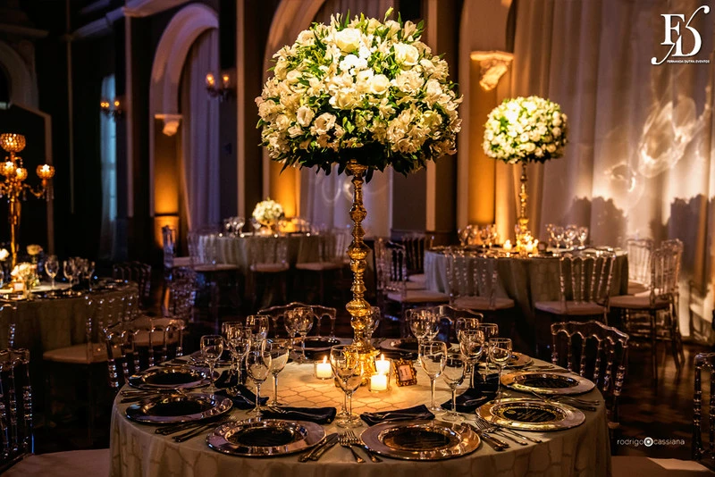 casamento com decoração luxuosa na associação leopoldina juvenil em porto alegre cerimônia no salão imperatriz e recepção no salão leopoldina com decoração clássica elegante sofisticada casamento luxo por life eventos especiais