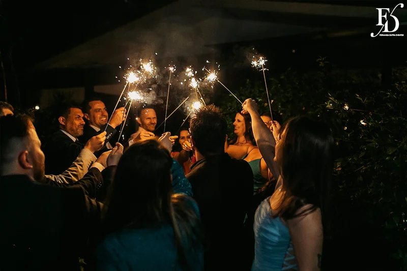 casamento mini-wedding da influencer bruna startt realizado no le bistrot gourmet em porto alegre com decoração com muitas velas flores brancas e muito verde por life eventos especiais