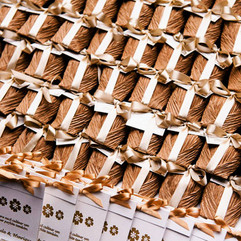 casamento com cerimônia a recepção no salão foyer do grêmio náutico com decoração clássica clean minimalista em dourado branco e laranja por life eventos especiais cerimonial de casamento em porto alegre